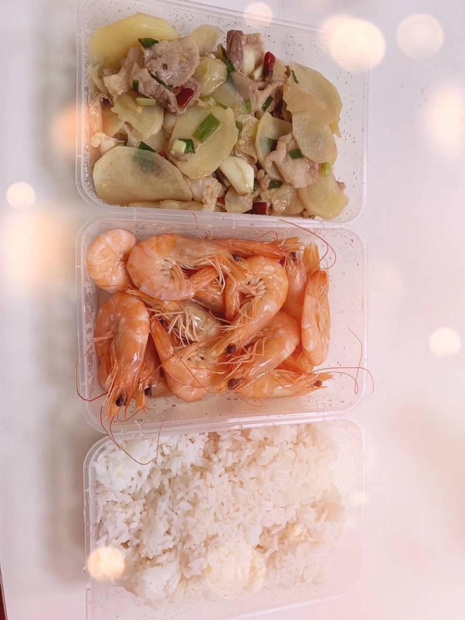 今天忘记节假日了,害我带了便当