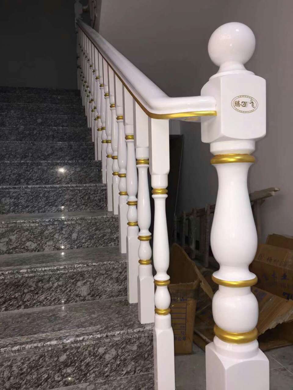 腾飞楼梯扶手,进口原木定制,烤漆工艺!