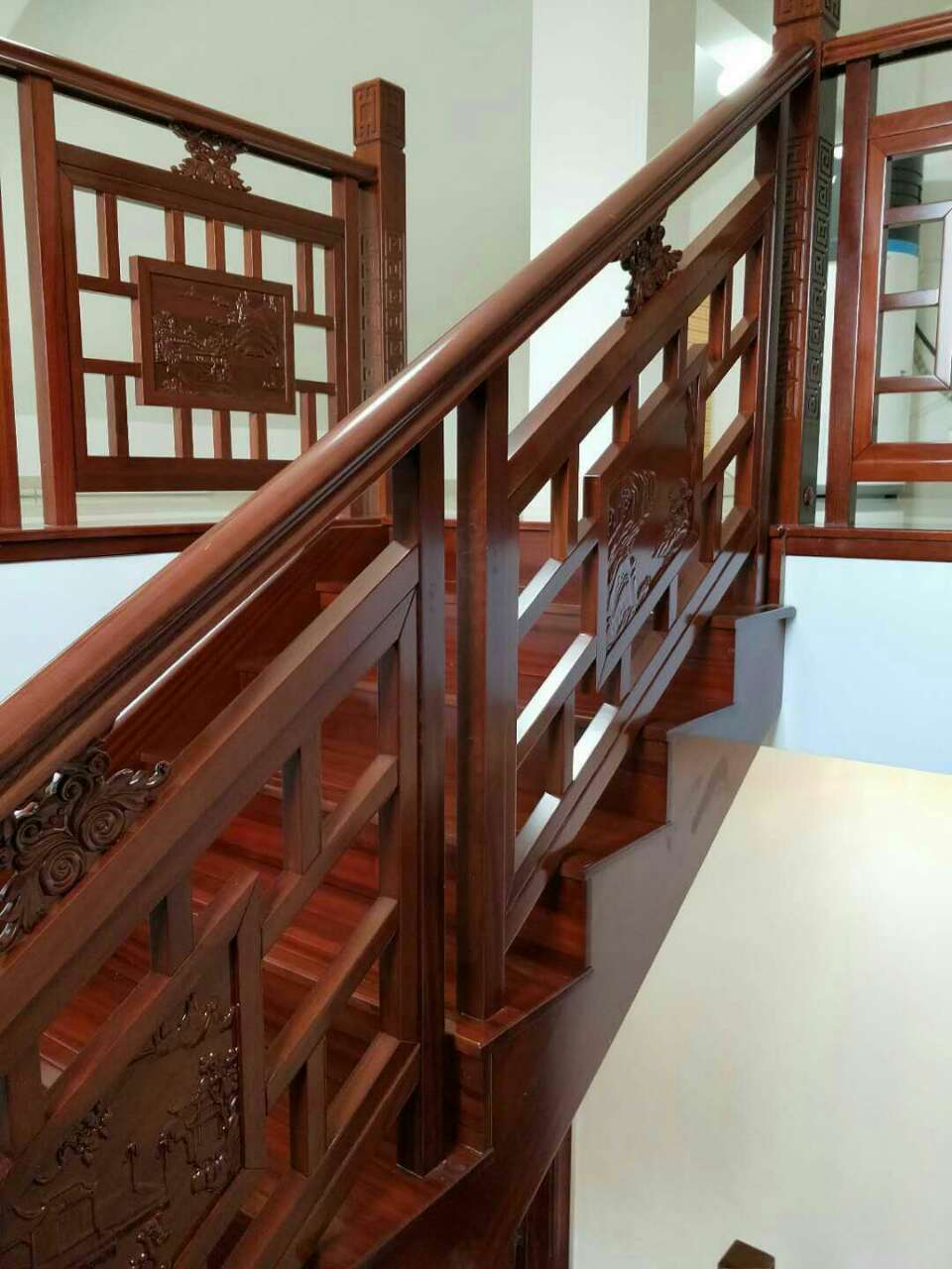 腾飞楼梯扶手,进口原木定制,烤漆工艺!