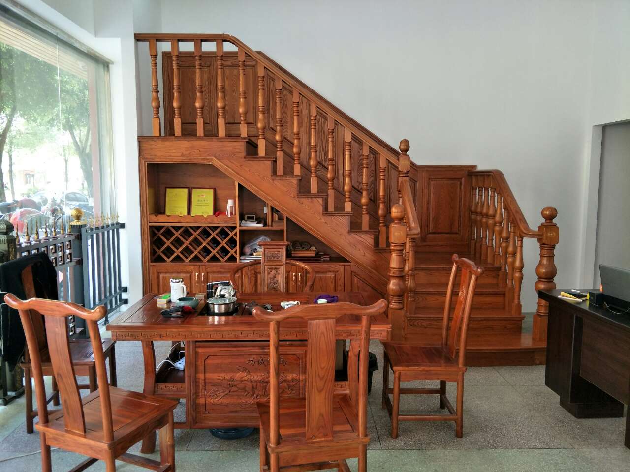 腾飞楼梯扶手,进口原木定制,烤漆工艺!