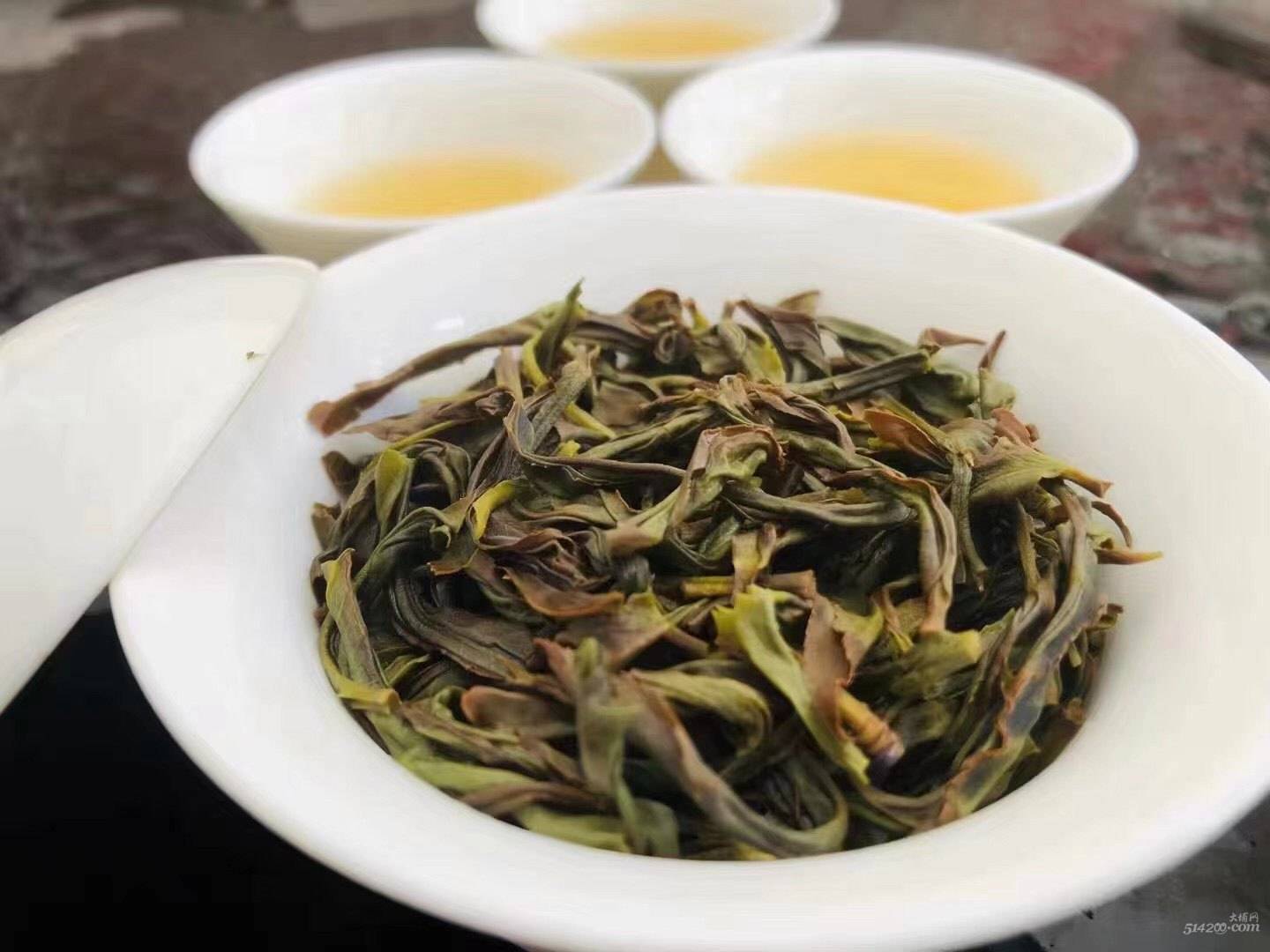 鸭屎香自家茶园产的凤凰头春鸭屎香刚烤好的….