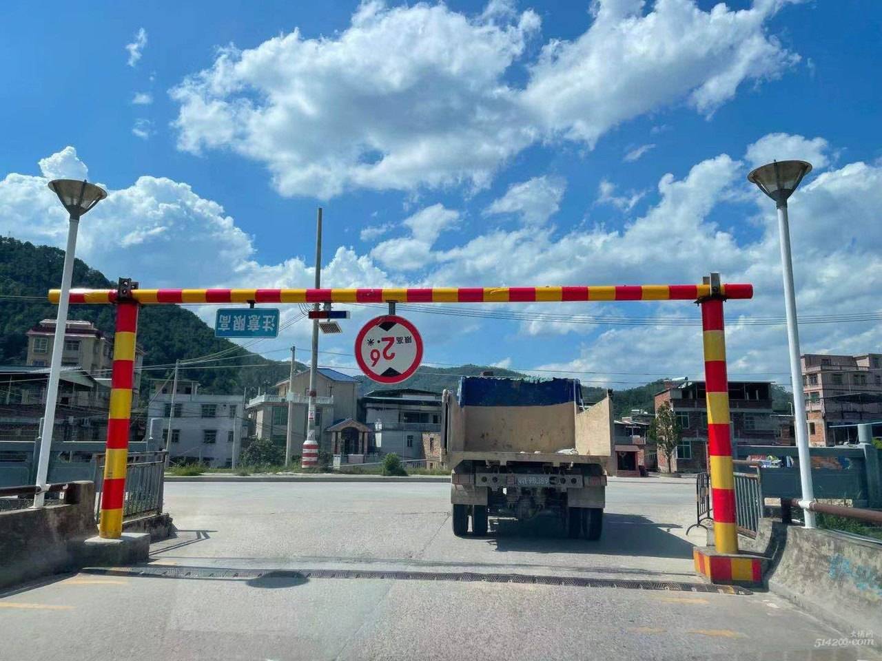 大埔县城下沥桥限高杆反了